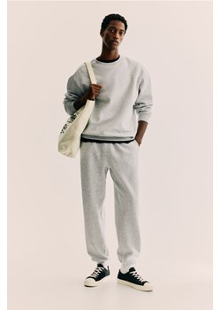 H & M - Spodnie dresowe Regular Fit - Szary ze sklepu H&M w kategorii Spodnie męskie - zdjęcie 173688173