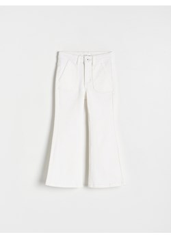 Reserved - Elastyczne jeansy flare - złamana biel ze sklepu Reserved w kategorii Spodnie dziewczęce - zdjęcie 173693954