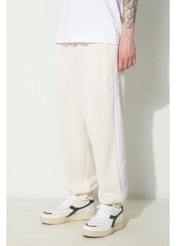 adidas Originals spodnie dresowe Adicolor Classics SST kolor biały z aplikacją IR9878 ze sklepu PRM w kategorii Spodnie męskie - zdjęcie 173695224