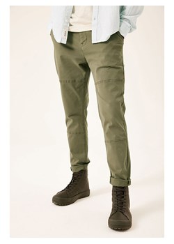 Garcia Spodnie chino w kolorze khaki ze sklepu Limango Polska w kategorii Spodnie męskie - zdjęcie 173697050