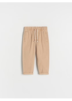 Reserved - Bawełniane spodnie chino - beżowy ze sklepu Reserved w kategorii Spodnie i półśpiochy - zdjęcie 173698283