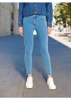 Sinsay - Jeansy skinny mid waist - niebieski ze sklepu Sinsay w kategorii Jeansy damskie - zdjęcie 173699002