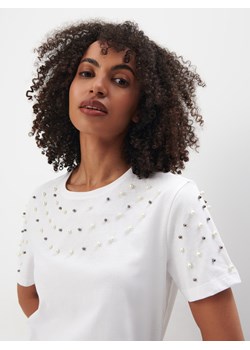 Mohito - Biały t-shirt z ozdobnymi elementami - biały ze sklepu Mohito w kategorii Bluzki damskie - zdjęcie 173703444