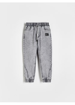 Reserved - Elastyczne jeansy jogger - jasnoszary ze sklepu Reserved w kategorii Spodnie chłopięce - zdjęcie 173708581