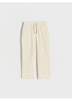 Reserved - Dresowe spodnie z przeszyciami - kremowy ze sklepu Reserved w kategorii Spodnie chłopięce - zdjęcie 173710070