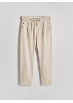 Reserved - Spodnie straight z wiązaniem - złamana biel ze sklepu Reserved w kategorii Jeansy męskie - zdjęcie 173710130