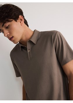 Reserved - Koszulka polo regular z domieszką lnu - ciemnobrązowy ze sklepu Reserved w kategorii T-shirty męskie - zdjęcie 173714330