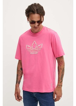 adidas Originals t-shirt bawełniany Pride męski kolor różowy z nadrukiem IZ4898 ze sklepu ANSWEAR.com w kategorii T-shirty męskie - zdjęcie 173717760