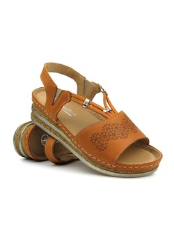 Skórzane sandały damskie na delikatnym koturnie - HELIOS Komfort 125, jasnobrązowe ze sklepu ulubioneobuwie w kategorii Sandały damskie - zdjęcie 173730141