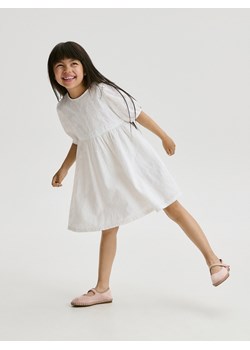 Reserved - Sukienka z kwiatowym wzorem - złamana biel ze sklepu Reserved w kategorii Sukienki dziewczęce - zdjęcie 173731024
