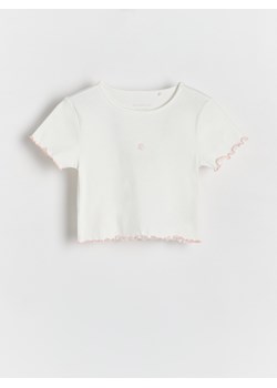 Reserved - Krótki t-shirt z haftem - złamana biel ze sklepu Reserved w kategorii Bluzki dziewczęce - zdjęcie 173734674