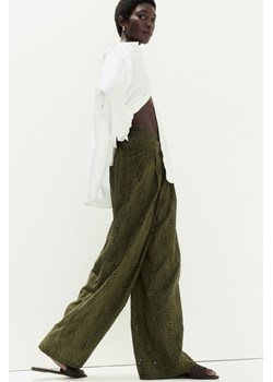 H & M - Spodnie z haftem angielskim - Zielony ze sklepu H&M w kategorii Spodnie damskie - zdjęcie 173739383