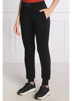 GUESS ACTIVE Spodnie dresowe ALLIE | Regular Fit ze sklepu Gomez Fashion Store w kategorii Spodnie damskie - zdjęcie 173741234