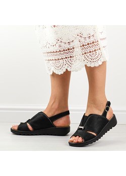 Czarne skórzane sandały damskie na koturnie Jezzi 4896 ze sklepu suzana.pl w kategorii Sandały damskie - zdjęcie 173741951