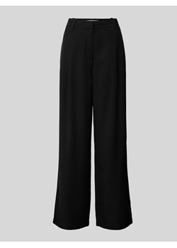 Spodnie o kroju wide leg z zakładkami w pasie i szlufkami na pasek ze sklepu Peek&Cloppenburg  w kategorii Spodnie damskie - zdjęcie 173750151