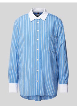 Bluzka koszulowa o kroju easy fit z wyhaftowanym logo ze sklepu Peek&Cloppenburg  w kategorii Koszule damskie - zdjęcie 173750441