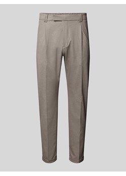 Spodnie do garnituru o kroju regular fit z zakładkami w pasie model ‘SAND’ ze sklepu Peek&Cloppenburg  w kategorii Spodnie męskie - zdjęcie 173760294