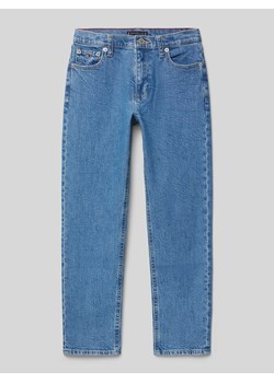 Jeansy o kroju tapered fit z detalami z logo ze sklepu Peek&Cloppenburg  w kategorii Spodnie chłopięce - zdjęcie 173760590