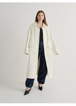 Reserved - Długi płaszcz z imitacji skóry - złamana biel ze sklepu Reserved w kategorii Płaszcze damskie - zdjęcie 173767100