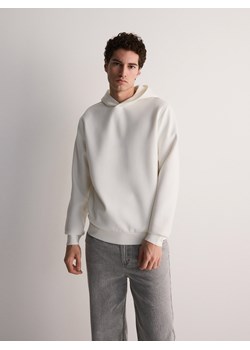 Reserved - Bluza z minimalistycznym nadrukiem - złamana biel ze sklepu Reserved w kategorii Bluzy męskie - zdjęcie 173767143