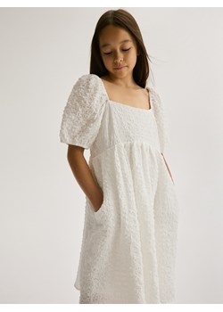 Reserved - Bawełniana sukienka z bufkami - złamana biel ze sklepu Reserved w kategorii Sukienki dziewczęce - zdjęcie 173768013