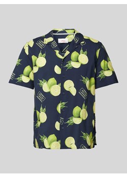 Koszula casualowa o kroju resort fit z nadrukiem z motywem i napisem ze sklepu Peek&Cloppenburg  w kategorii Koszule męskie - zdjęcie 173769673