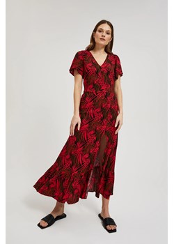 Sukienka z dekoltem w serek i tropikalnym printem czerwona ze sklepu Moodo.pl w kategorii Sukienki - zdjęcie 173772711