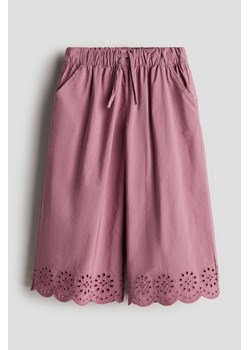 H & M - Szerokie spodnie z haftem angielskim - Różowy ze sklepu H&M w kategorii Spodnie damskie - zdjęcie 173777043