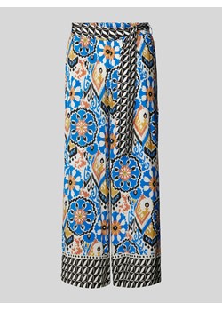 Spodnie materiałowe z szerokimi nogawkami i wiązanym paskiem ze sklepu Peek&Cloppenburg  w kategorii Spodnie damskie - zdjęcie 173779661