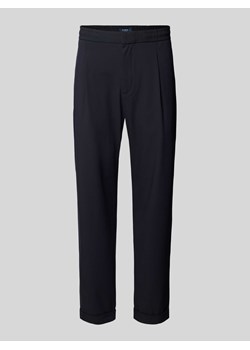 Spodnie materiałowe o kroju tapered fit z kieszeniami z tyłu ze sklepu Peek&Cloppenburg  w kategorii Spodnie męskie - zdjęcie 173779711