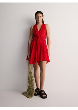 Reserved - Sukienka z ozdobnym wiązaniem - czerwony ze sklepu Reserved w kategorii Sukienki - zdjęcie 173786193