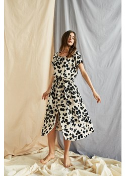 Sukienka midi z wiązaniem ze sklepu Moodo.pl w kategorii Sukienki - zdjęcie 173788553