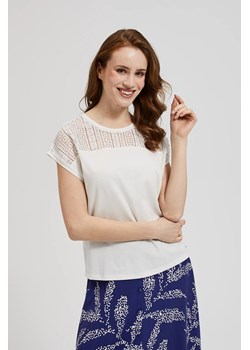 Bluzka z koronką na dekolcie biała ze sklepu Moodo.pl w kategorii Bluzki damskie - zdjęcie 173788624