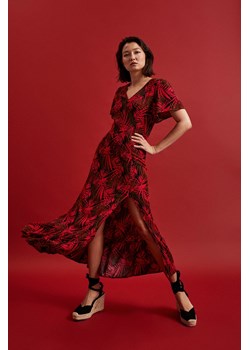 Sukienka z dekoltem w serek i tropikalnym printem czerwona ze sklepu Moodo.pl w kategorii Sukienki - zdjęcie 173800411