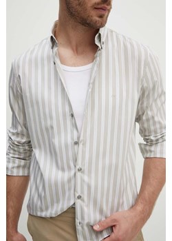 Calvin Klein koszula męska kolor beżowy slim z kołnierzykiem button-down K10K113195 ze sklepu ANSWEAR.com w kategorii Koszule męskie - zdjęcie 173800582