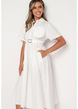 Biała Bawełniana Sukienka o Koszulowym Kroju z Paskiem i Kwiatowymi Broszkami Zelnea ze sklepu Born2be Odzież w kategorii Sukienki - zdjęcie 173801341