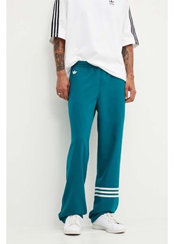 adidas Originals spodnie dresowe Neuclassics kolor turkusowy z aplikacją JF9160 ze sklepu PRM w kategorii Spodnie męskie - zdjęcie 173802691