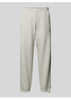 Spodnie dresowe o kroju regular fit z wyhaftowanym logo model ‘Script’ ze sklepu Peek&Cloppenburg  w kategorii Spodnie męskie - zdjęcie 173806734