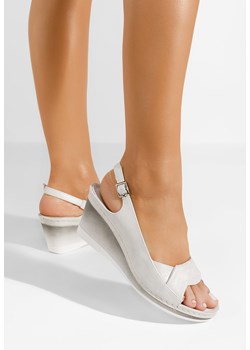 Srebrne sandały na koturnie Chase ze sklepu Zapatos w kategorii Sandały damskie - zdjęcie 173808792