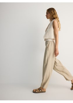 Reserved - Spodnie z zaszewkami z wiskozy - beżowy ze sklepu Reserved w kategorii Spodnie damskie - zdjęcie 173808824