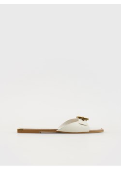 Reserved - Skórzane klapki z ozdobną klamrą - złamana biel ze sklepu Reserved w kategorii Klapki damskie - zdjęcie 173809172