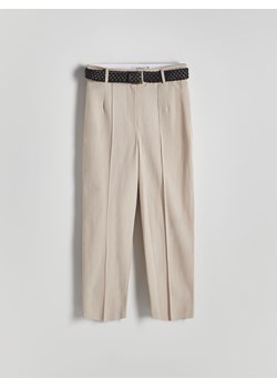 Reserved - Spodnie z paskiem - beżowy ze sklepu Reserved w kategorii Spodnie damskie - zdjęcie 173809204