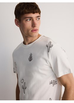 Reserved - T-shirt regular z nadrukiem allover - złamana biel ze sklepu Reserved w kategorii T-shirty męskie - zdjęcie 173809251