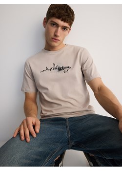 Reserved - T-shirt regular z nadrukiem - beżowy ze sklepu Reserved w kategorii T-shirty męskie - zdjęcie 173809341