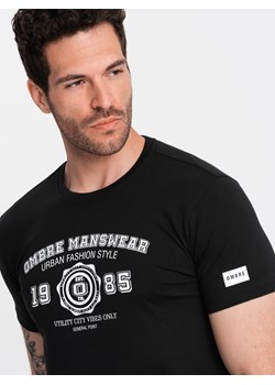 T-shirt męski z nadrukiem w stylu college – czarny V2 OM-TSPT-0137 ze sklepu ombre w kategorii T-shirty męskie - zdjęcie 173814370