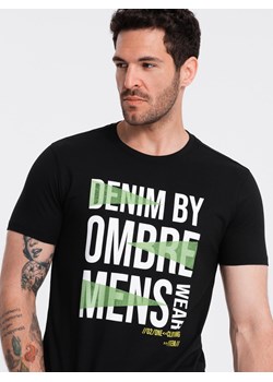 Męski bawełniany t-shirt z dużym napisem – czarny V2 OM-TSPT-0193 ze sklepu ombre w kategorii T-shirty męskie - zdjęcie 173814400