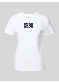 T-shirt o kroju slim fit z nadrukiem z logo ze sklepu Peek&Cloppenburg  w kategorii Bluzki damskie - zdjęcie 173816053