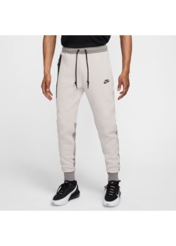 Joggery męskie Nike Sportswear Tech Fleece - Szary ze sklepu Nike poland w kategorii Spodnie męskie - zdjęcie 173816604