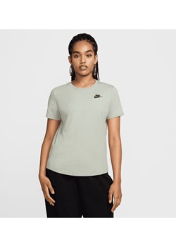 T-shirt damski Nike Sportswear Club Essentials - Zieleń ze sklepu Nike poland w kategorii Bluzki damskie - zdjęcie 173816641