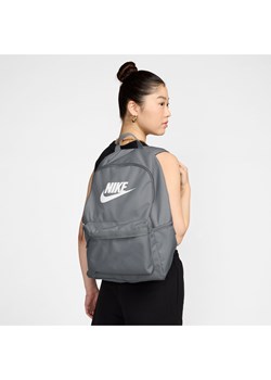 Plecak Nike Heritage (25 l) - Szary ze sklepu Nike poland w kategorii Plecaki - zdjęcie 173816694